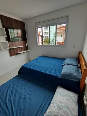 Uma cama ou camas num quarto em Apartamento em palmas gov celso ramos 70 m do mar