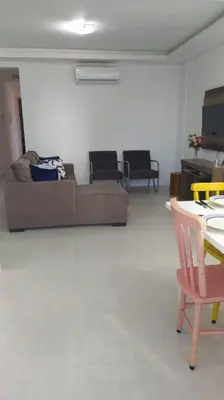 Uma área de estar em Apartamento em palmas gov celso ramos 70 m do mar