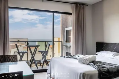 Uma cama ou camas num quarto em VFR - Estudios proximos da praia de Bombas