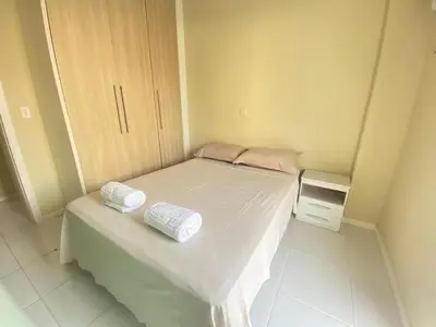 Uma cama ou camas num quarto em 107- Apartamento c/ patio e piscina privada Bombas