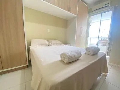 Uma cama ou camas num quarto em 107- Apartamento c/ patio e piscina privada Bombas