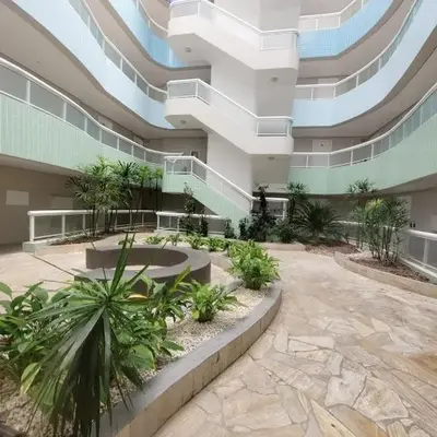 107- Apartamento c/ patio e piscina privada Bombas
