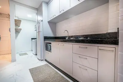 A planta de 015 - Apartamento alto padrão próximo ao centro e à Praia de Bombas