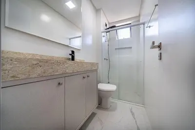 A planta de 015 - Apartamento alto padrão próximo ao centro e à Praia de Bombas