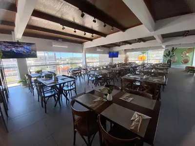 Um restaurante ou outro lugar para comer em Vila do Centro Bombinhas