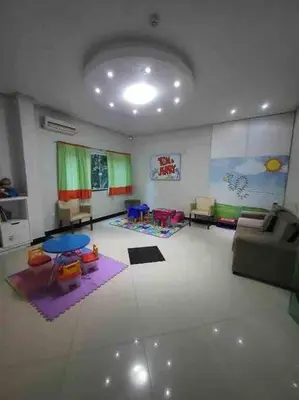 Uma área de estar em Apartamentos com piscinas na praia de Bombas