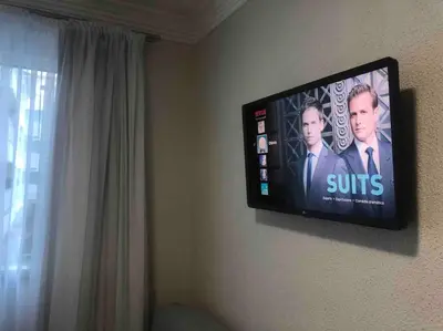 Uma televisão e/ou sistema de entretenimento em Apartamentos com piscinas na praia de Bombas