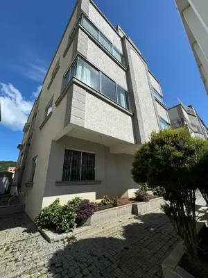 O edifício onde o apartamento está situado