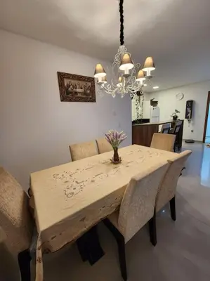 Uma área de estar em Casa Sunstay Garden com piscina