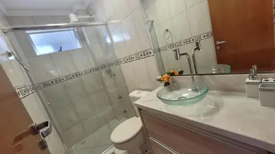 Uma casa de banho em B913 - Apto para 06 pessoas em Bombinhas + piscina