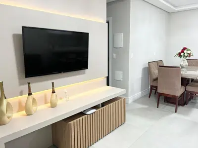 Uma televisão e/ou sistema de entretenimento em Conforto! Apto à 200m da praia de Palmas! ZU05H
