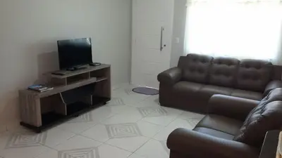 Uma televisão e/ou sistema de entretenimento em Casa Bombinhas temporada