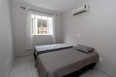 A planta de 496 - Lindo Apartamento 3 quartos localizado na praia de Bombas