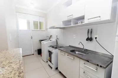A planta de 496 - Lindo Apartamento 3 quartos localizado na praia de Bombas
