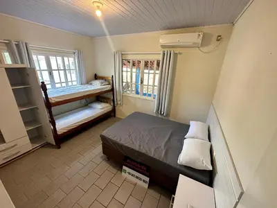 Uma cama ou camas num quarto em Apartamentos próximo ao Mar