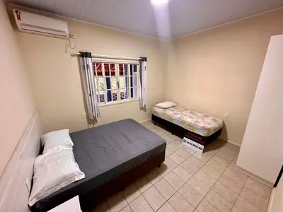 Uma cama ou camas num quarto em Apartamentos próximo ao Mar
