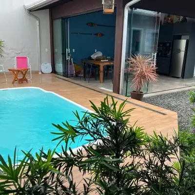 Casa com piscina em Itapema próximo a praia