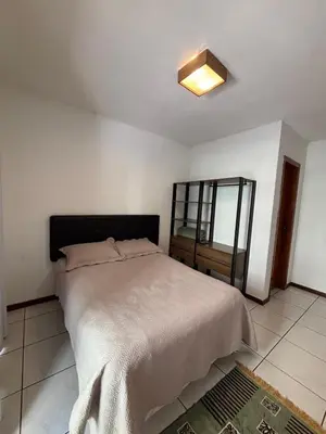 Uma cama ou camas num quarto em Pé na Areia - localização imbatível a 20m do Mar