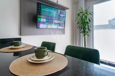 Uma televisão e/ou sistema de entretenimento em 205- Studio com piscina em Bombas