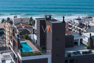 Uma vista do mar geral ou uma vista do mar a partir do apartamento