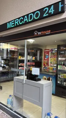 Um supermercado ou outras lojas no apartamento ou nas proximidades