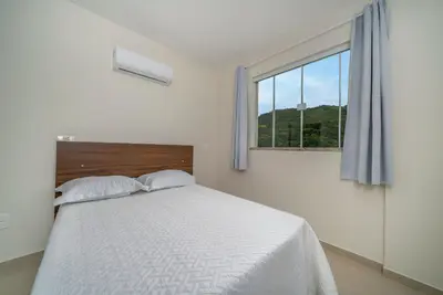 Uma cama ou camas num quarto em Ap 3 quartos (1 suíte) com ar e sacada gourmet – Bombas