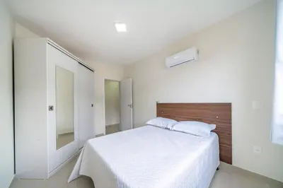 Uma cama ou camas num quarto em Ap 3 quartos (1 suíte) com ar e sacada gourmet – Bombas