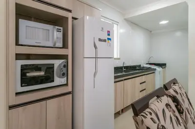A cozinha ou kitchenette de Ap 3 quartos (1 suíte) com ar e sacada gourmet – Bombas