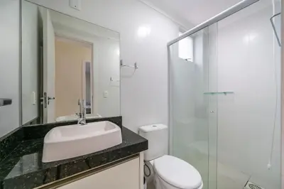 Uma casa de banho em Ap 3 quartos (1 suíte) com ar e sacada gourmet – Bombas
