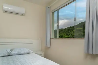 Uma cama ou camas num quarto em Ap 3 quartos (1 suíte) com ar e sacada gourmet – Bombas