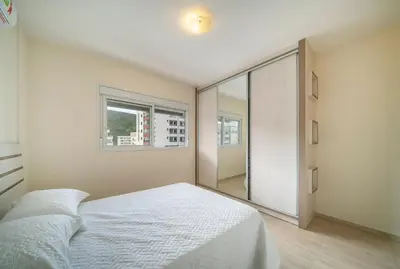 Uma cama ou camas num quarto em Conforto e 2 quartos perto da praia