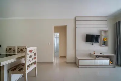 Uma televisão e/ou sistema de entretenimento em Conforto e 2 quartos perto da praia