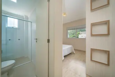 Uma casa de banho em Conforto e 2 quartos perto da praia