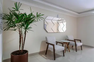 Uma área de estar em Conforto e 2 quartos perto da praia
