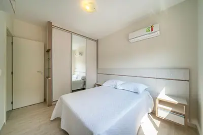 Uma cama ou camas num quarto em Conforto e 2 quartos perto da praia