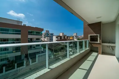 Uma varanda ou terraço em 2 suítes, sacada com churrasqueira em Bombas/SC