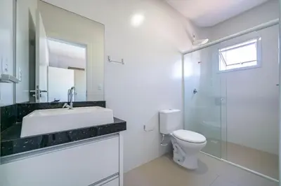 Uma casa de banho em 2 suítes, sacada com churrasqueira em Bombas/SC