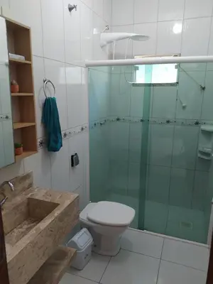 Uma casa de banho em Imóvel com 02 quartos próxima ao Morro do Macaco