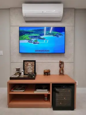 Uma televisão e/ou sistema de entretenimento em Lindo apto Frente MAR tudo novinho 2suítes+garagem