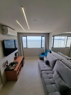 Uma televisão e/ou sistema de entretenimento em Lindo apto Frente MAR tudo novinho 2suítes+garagem