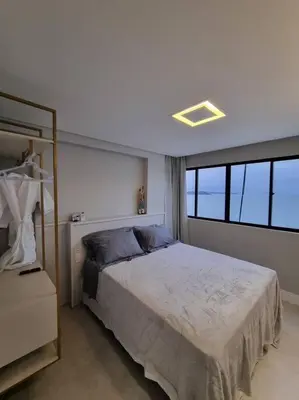 Uma cama ou camas num quarto em Lindo apto Frente MAR tudo novinho 2suítes+garagem