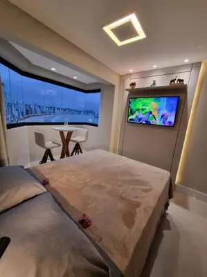 Uma televisão e/ou sistema de entretenimento em Lindo apto Frente MAR tudo novinho 2suítes+garagem