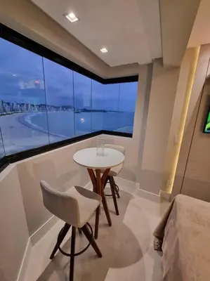 Uma área de estar em Lindo apto Frente MAR tudo novinho 2suítes+garagem