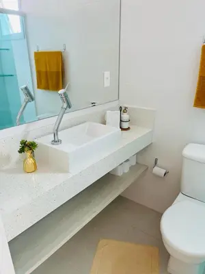 Uma casa de banho em Apartamento na Praia de Palmas com garagem