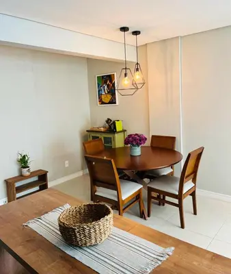 Uma área de estar em Apartamento na Praia de Palmas com garagem