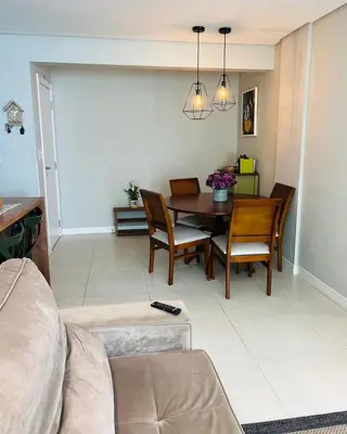 Uma área de estar em Apartamento na Praia de Palmas com garagem