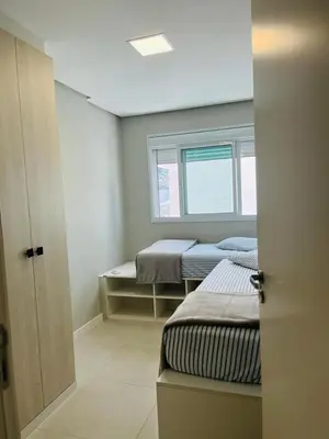Uma cama ou camas num quarto em Apartamento na Praia de Palmas com garagem