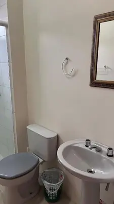 Uma casa de banho em Bella praia bloco E 42