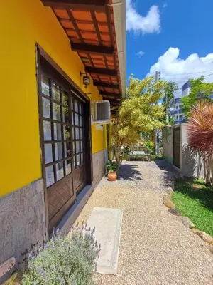 Um jardim no exterior de Suíte Campeira