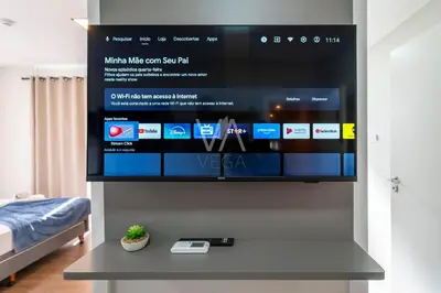 Uma televisão e/ou sistema de entretenimento em 203- Apart com vista mar e piscina